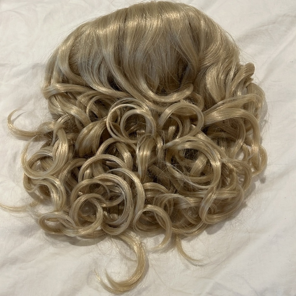 HALLOWEEN Never worn blond wig for costume